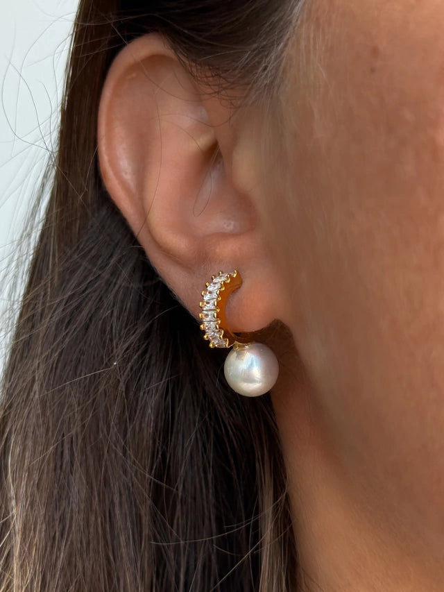 Foto de Argola com Pérola Shell e Zircônias em Ouro 18k, vista frontal, Sapphire Joias