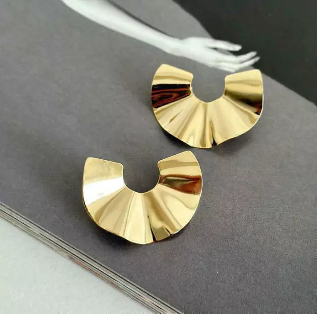 Foto de Brinco Martelado Meia Lua Ouro em Ouro 18k, vista frontal, Sapphire Joias