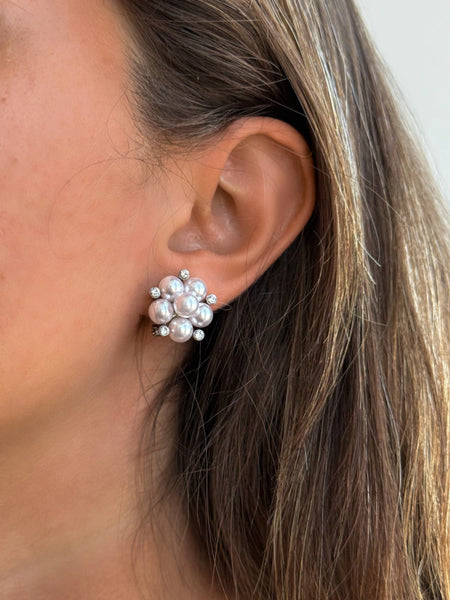 Foto de Brinco Flor de Pérolas com Zircônias em Ródio Branco, vista frontal, Sapphire Joias