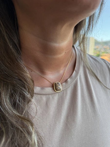 Foto de Colar Pedra Olho de Tigre Ouro em Ouro 18k, vista frontal, Sapphire Joias